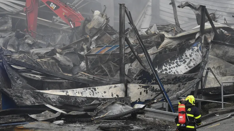 Následky požáru hal v Mladé Boleslavi