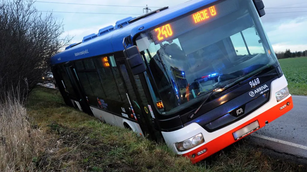 Autobus sjel do příkopu