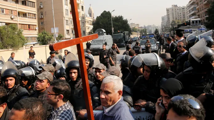 Protest před kostelem v Káhiře