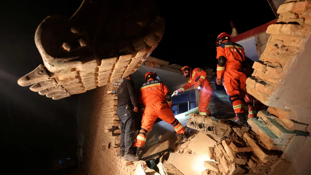 Čínští záchranáři při zásahu po zemětřesení v provincii Kan-su