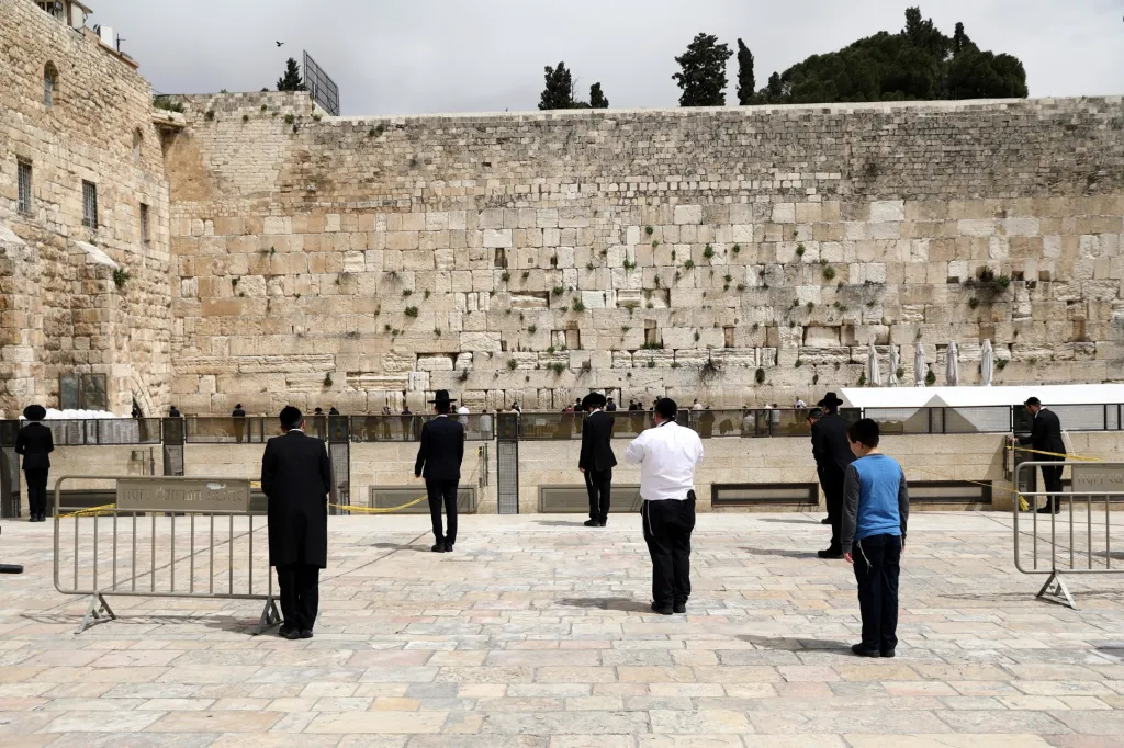 Zeď nářků v Jeruzalémě má nyní rovněž specifická pravidla. Ke zdi se může najednou přiblížit  pouze omezený počet věřících