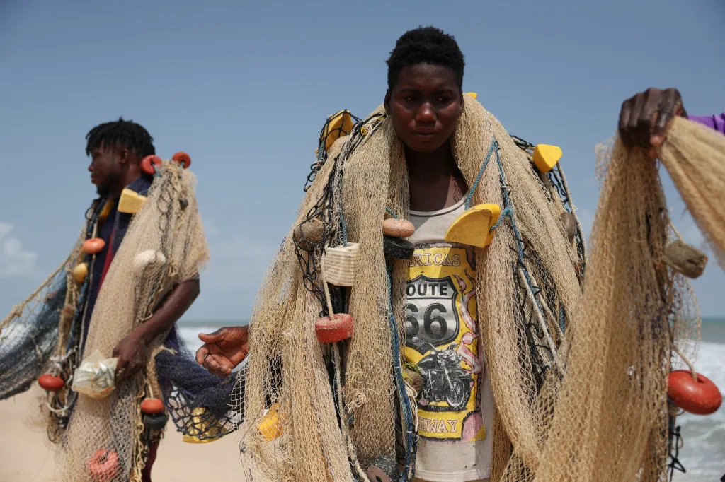 Skupina Chineda Mogboa, zakladatele organizace, která je z větší části financována z vlastních zdrojů, spolupracuje s místními rybáři na záchraně zvířat