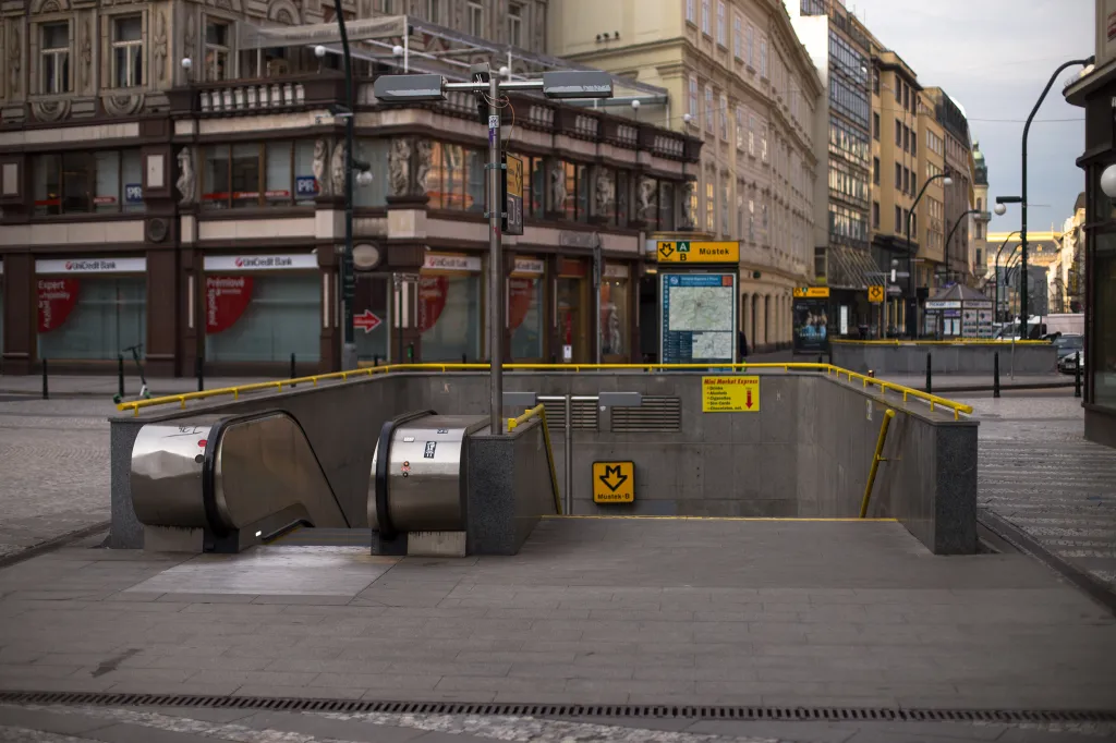 Vchod do metra na Jungmannově náměstí nenaznačoval žádný pohyb osob