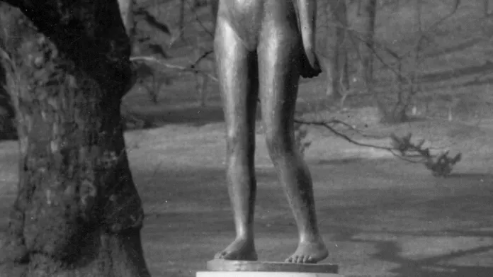 Zmizelá socha Čtrnáctileté od Karla Dvořáka