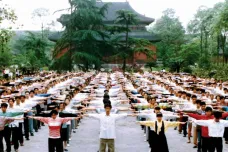 Před dvaceti lety Čína zakázala hnutí Fa-lun-kung. Jeho členy posílala na převýchovu a zavírala