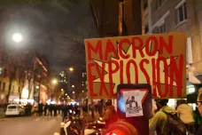 Francouzské protesty proti důchodové reformě neustávají. Zaměstnanci rafinerií stávkují