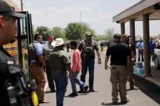 Střelec na texaské škole řádil desítky minut, policisté otáleli se zásahem