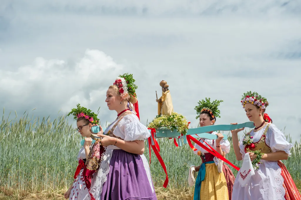 Tradiční Božítělové procesí v Letařovicích na Liberecku v rámci dvoudenního Podještědského festivalu – Poutě mezi dvěma Jány. V průvodu za zpěvu a zvuků barokní hudby kráčelo několik desítek lidí k oltářům postaveným kolem osady, žehnalo se za dobro rodiny nebo pro ochranu před neštěstím. V roce 2015 byla tradice procesí v Letařovicích obnovena po téměř 70 letech
