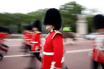 Čepice z medvědí kůže a červené uniformy. Královská garda navazuje na přerušenou tradici