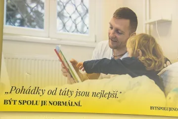 Některé nemocnice znemožňují pobyt rodičů s dětmi, na porušení metodiky upozorňuje kampaň