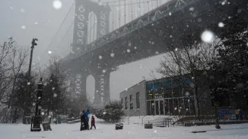 Rodina vyrazila na procházku do parku pod Brooklynským mostem