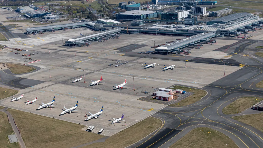 K dlouhodobému parkování letadel používá letiště zejména bývalou dráhu 04/22, kde byl kvůli aktuální situaci obnoven provoz pro 16 odstavných stání. Dvě letadla byla dále na pojezdové dráze TWY N a několik strojů bylo také zaparkováno na vzdálených odbavovacích stáních u terminálů.