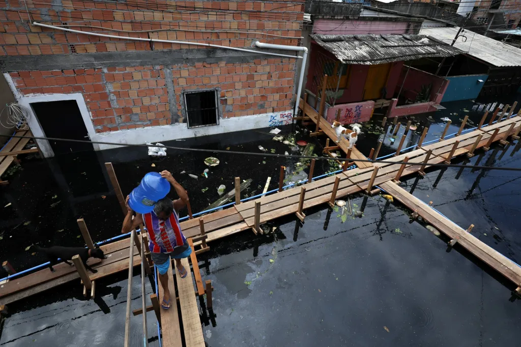 Koncem loňského roku se brazilské město Manaus stalo epicentrem pandemie. V současné době město prochází rozsáhlými záplavami
