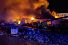 Požár v nábytkářské firmě v Čelákovicích je pod kontrolou. Zranil se jeden hasič
