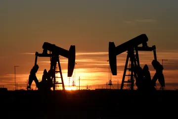 Poptávku po ropě ohrožují elektromobily a čistší paliva, uvádí energetická agentura