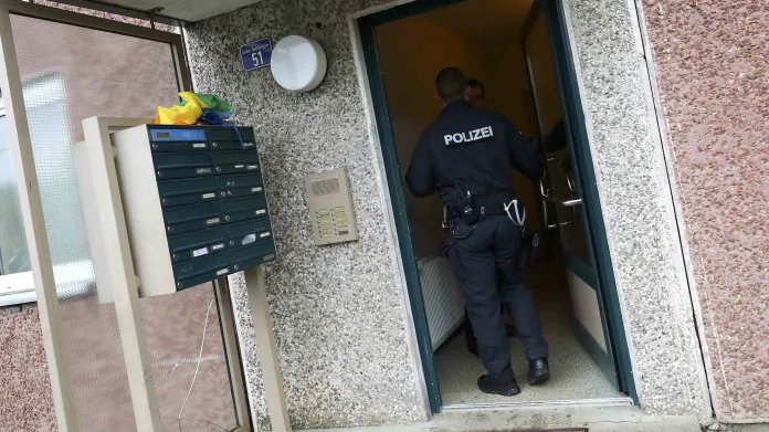 Německá policie při vstupu do budovy v Suhlu