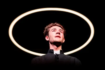 I v církvi se hřeší, ukazuje komedie Kardinální chyba