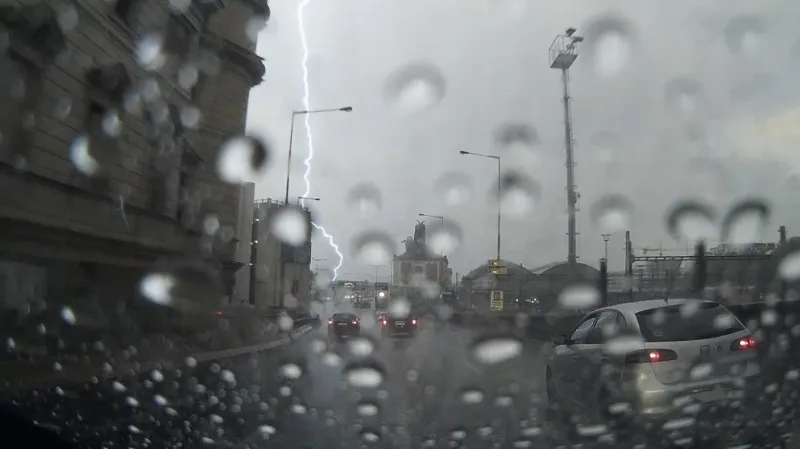 Průtrž mračen a blesk na pražské magistrále