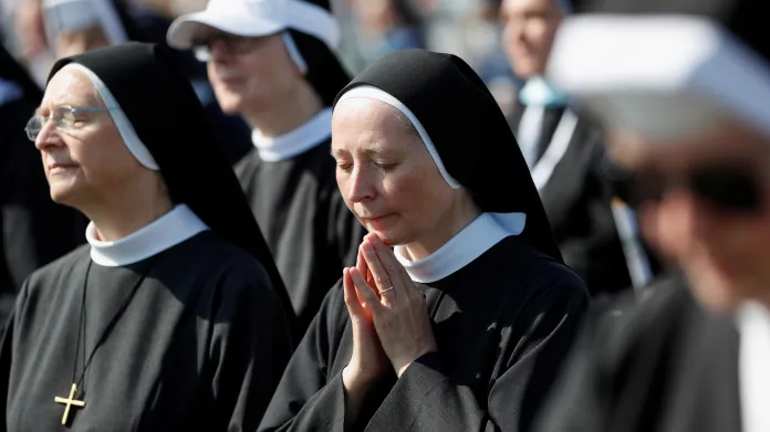 Řádové sestry během mše svaté sloužené papežem Františkem