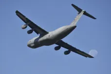 V Mošnově přistál obří transportní letoun C-5M Super Galaxy. Na palubě měl americké vrtulníky
