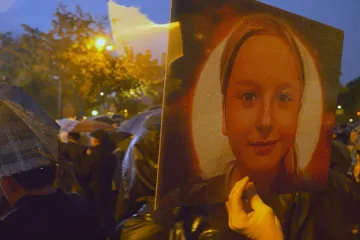 Paříž si připomněla brutálně zavražděnou dívku. Okolnosti tragédie rozdělují politiky ohledně migrace