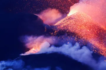 Kvůli erupcím sopky muselo domovy na La Palmě opustit dalších pět set lidí