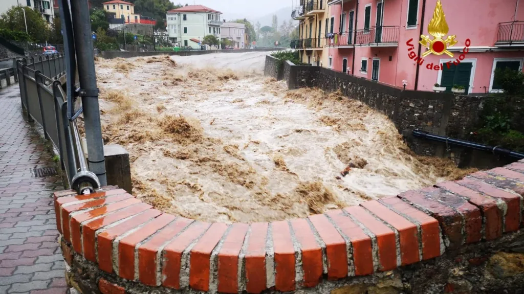 Deštěm rozvodněná řeka v italském městě Casarza Ligure