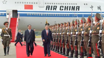 Severokorejský premiér Pak Thae Song a čínský premiér Li Čchiang si prohlížejí čestnou stráž