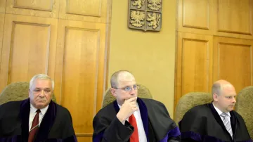 Soudce Robert Pacovský (uprostřed)