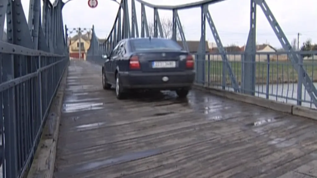 Kostelany omezí provoz po historickém mostě