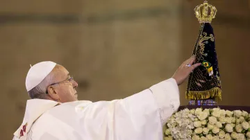 Papež František se soškou Panny Marie z Aparecidy