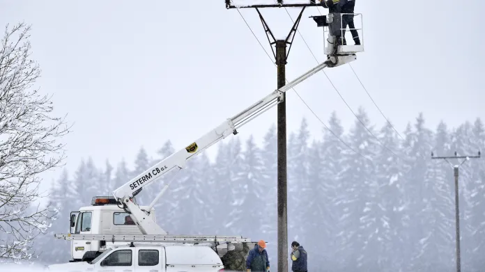 Energetici opravují izolátory na elektrickém vedení u lokality Lojzovy Paseky u Frymburku na Českokrumlovsku