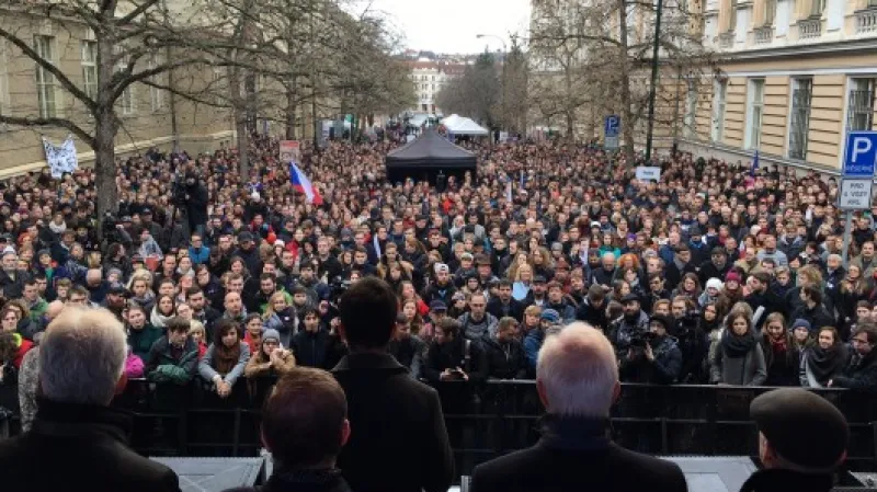 Shromáždění na pražském Albertově