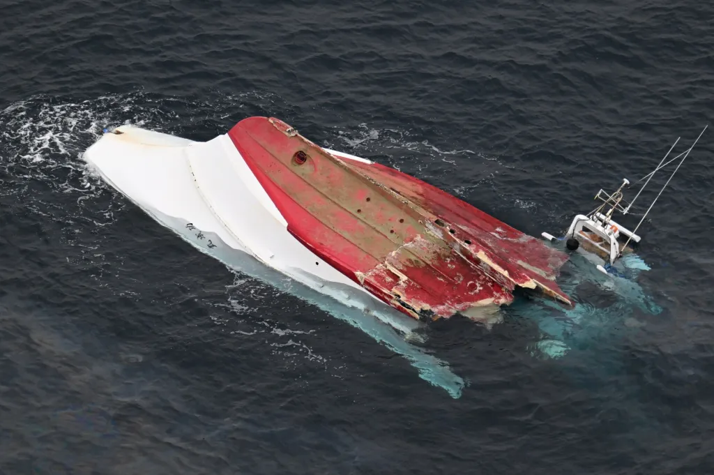 Menší plavidlo se převrátilo a rozlomilo na dvě části