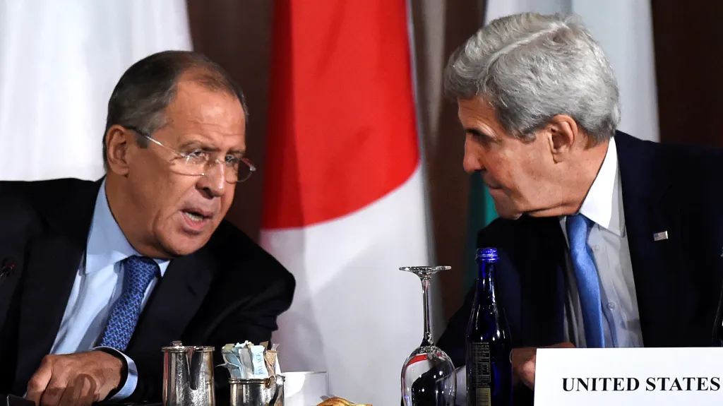 Sergej Lavrov a John Kerry po jednání v New Yorku