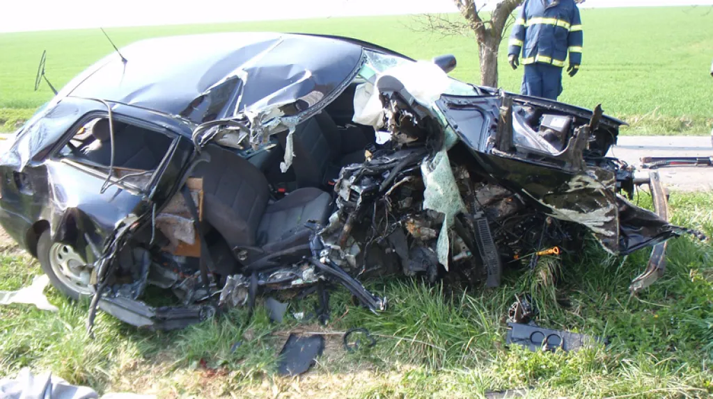 Auto po nárazu do stromu