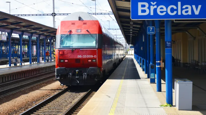 Se zánikem nočního víkendového vlaku do Břeclavi přicházejí Brňané o možnost – jakkoli je teoretická vzhledem k dlouhému pobytu v Břeclavi uprostřed noci – dostat se alespoň ve vybrané dny vlakem na šestou ráno do Vídně