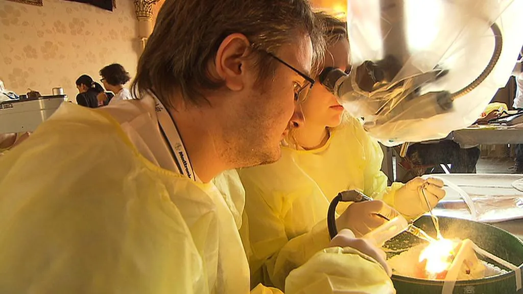Lékaři se učí speciální technice operace mozku
