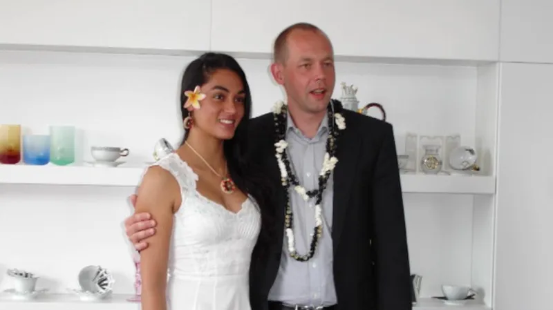 Karlovarský primátor dostal od královny Velikonočního ostrova korále