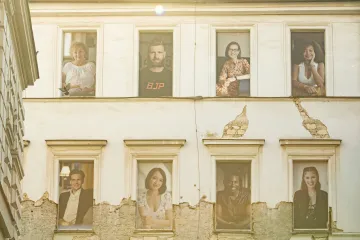 Umělec pustil lidem pozitivní videa. Fotografie jejich šťastných tváří mají připomenout, že svět je i dobrý