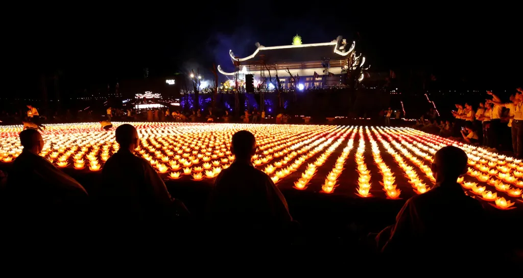 Přípomínka osvícení Buddhy a jeho odchodu do nirvány v Tam Chuc Pagodě ve městě Ba Sao, Vietnam