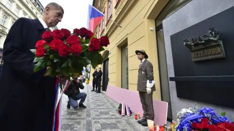 Andrej Babiš u památníku na Národní třídě