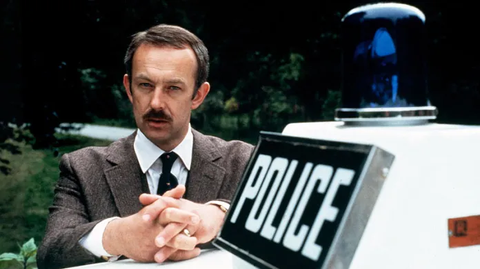 Roy Marsden (Adam Dalgliesh) v britském seriálu Záhady Slavičího domu (1983), natočeném podle detektivního románu P. D. Jamesové