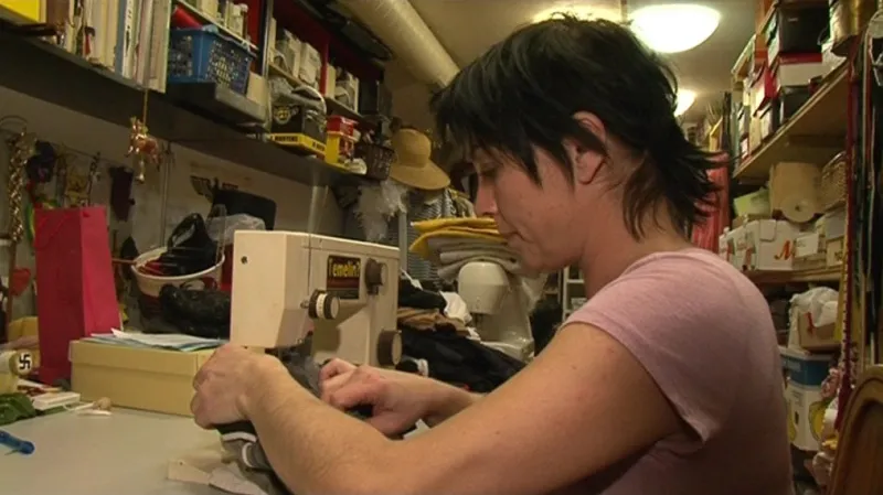 Místo nákupu nových kostýmů se přešívají ty staré