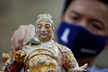 Týden obrazem: Chaplin v popelnici, očista náboženských symbolů a ohnivý hřib 