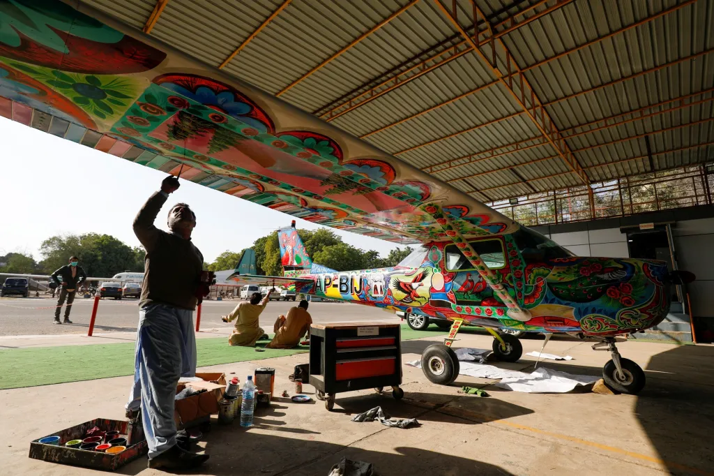 Umělečtí malíři zdobí letadla Cessna v jednom z hangárů na mezinárodním letišti v pákistánském Karáčí