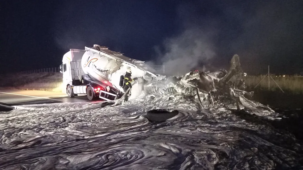 Hasiči zasahovali u požáru cisterny převážející saze na dálnici D11 na 103. kilometru nedaleko Hradce Králové