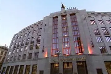 ČNB: Při platbě kartou nesmějí banky samy upravit výši částky