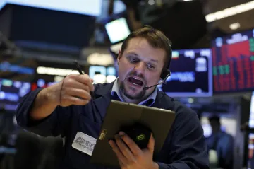 Akcie v USA raketově vylétly, stouply i evropské. Trhy spoléhaly na pomoc vlád