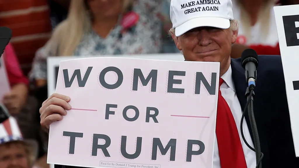 Donald Trump se na mítinku v Lakelandu snaží ukázat, že má podporu žen